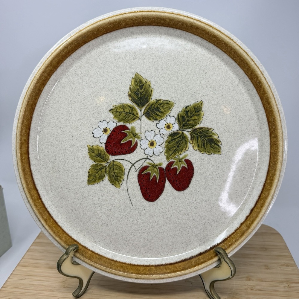 Mikasa Stone Manor Luscious Strawberry Dinner Plate 10-3/4" Japan Stoneware VTG